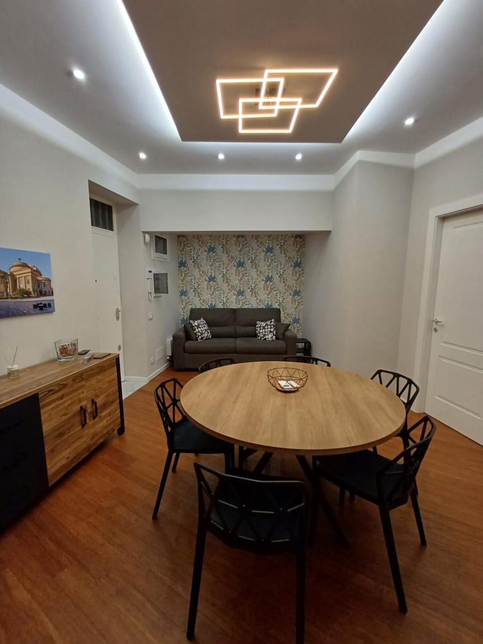 Living room, Seating area, Dining area