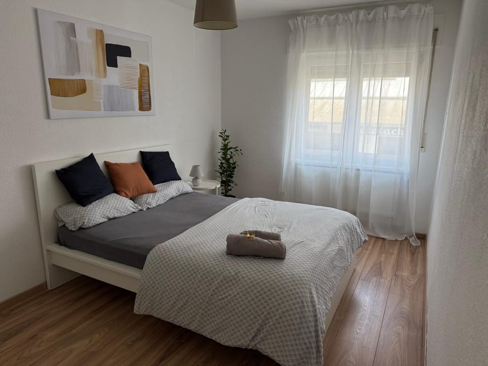 Bed, Photo of the whole room, Bedroom, towels