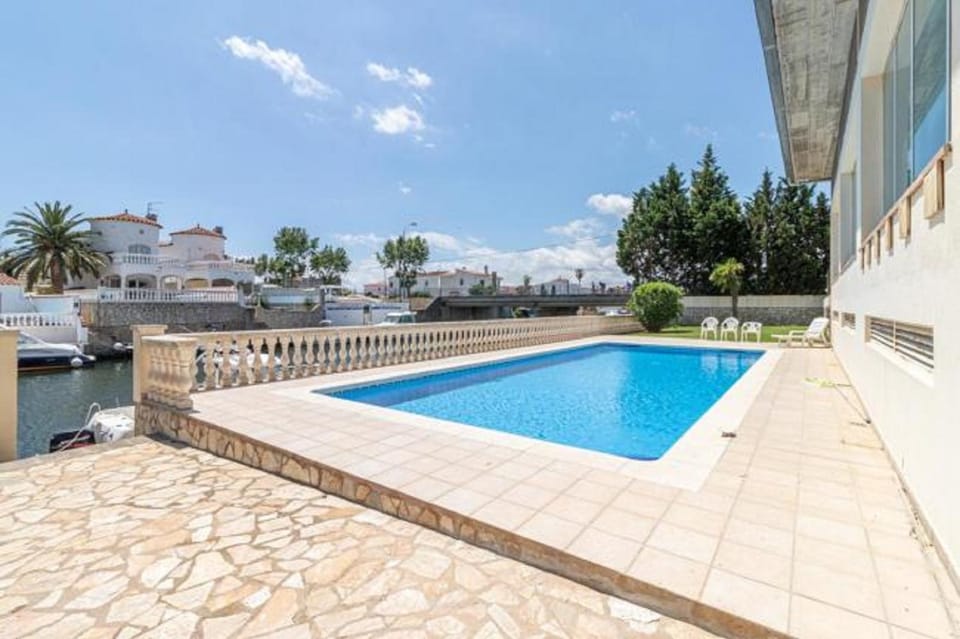 224-Apartamento con vistas a canal y piscina Apartment in Alt Empordà