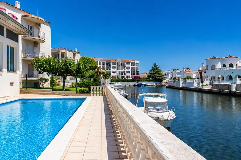 224-Apartamento con vistas a canal y piscina Apartment in Alt Empordà