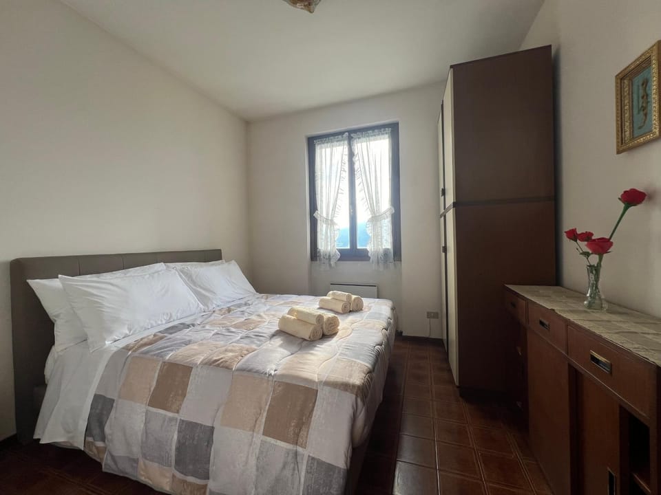 Bedroom, locker, towels, wardrobe