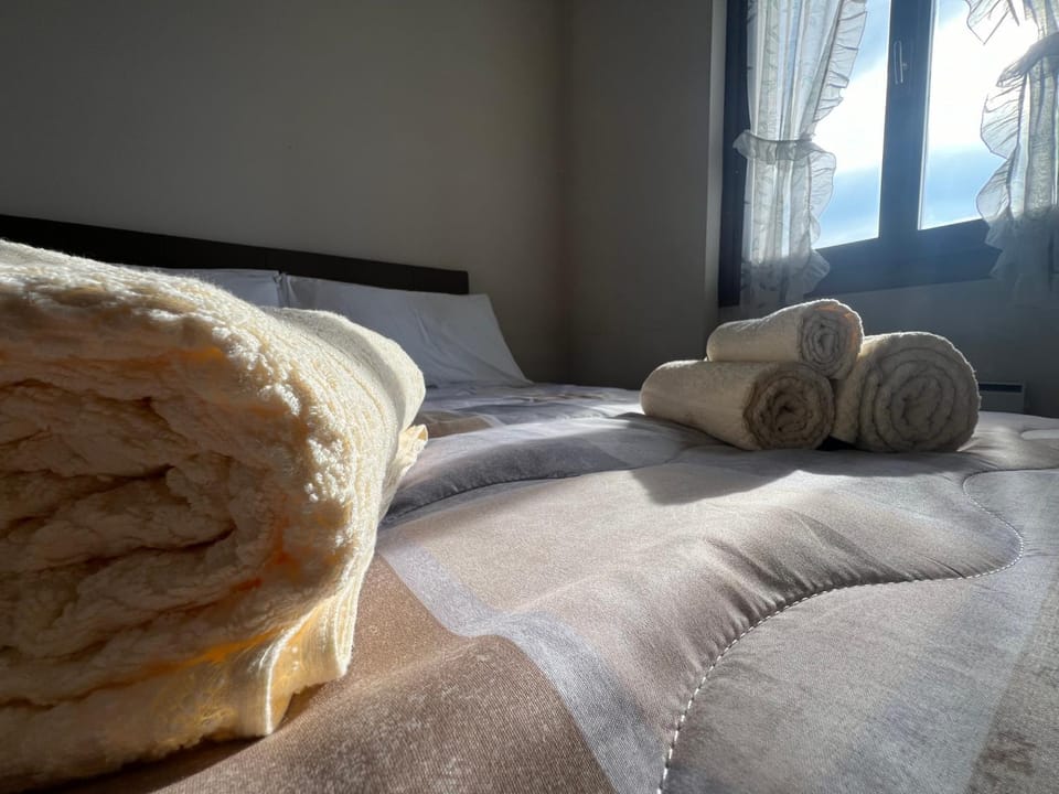 Bed, Bedroom, towels