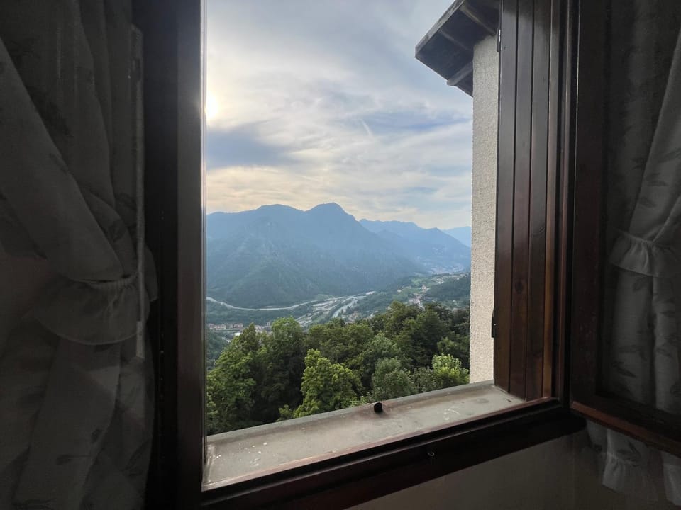 Bedroom, Mountain view