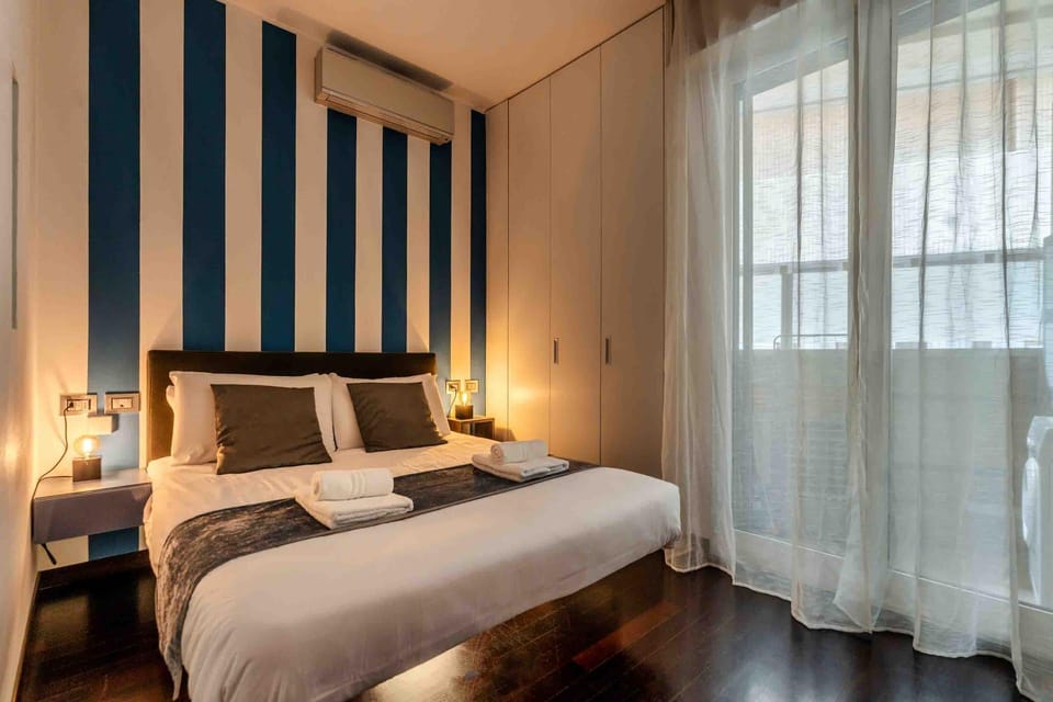Bed, Night, Photo of the whole room, Bedroom, furniture, towels, towels, wardrobe, air conditioner, air conditioner