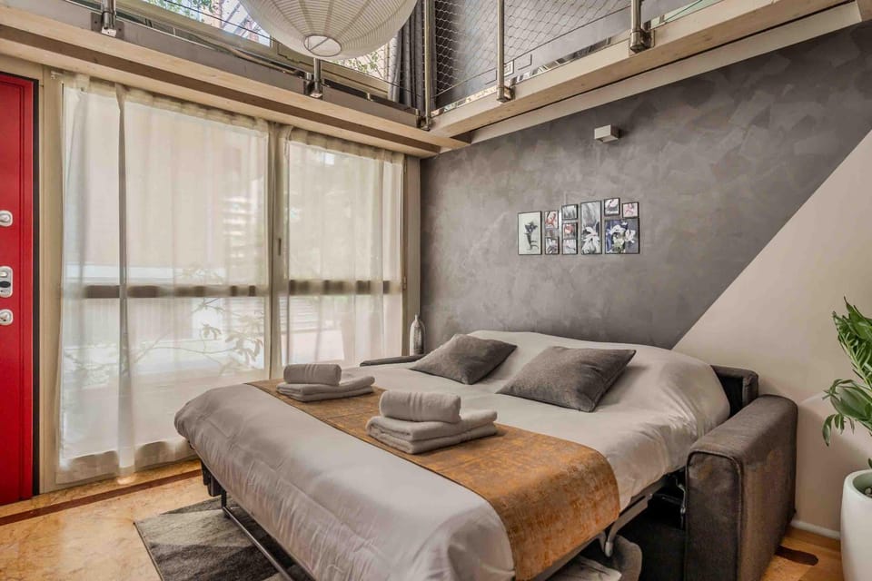 Communal lounge/ TV room, Bed, Day, Night, Living room, Photo of the whole room, Bedroom, towels, towels