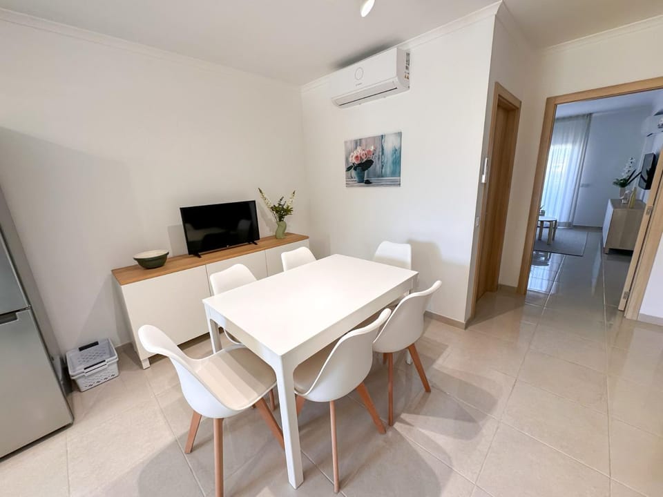 TV and multimedia, Kitchen or kitchenette, Dining area, air conditioner
