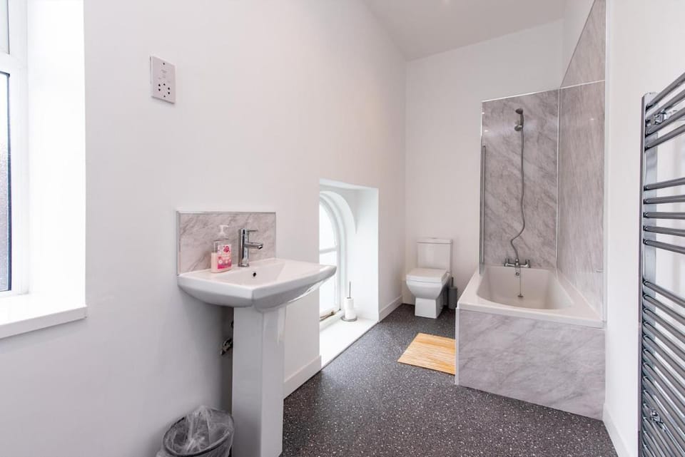 Maritime House One - 4BR for 10 Near City Centre Bed and Breakfast in Hull