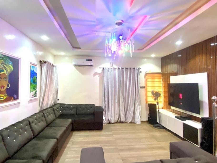 Communal lounge/ TV room, TV and multimedia, Living room, Seating area, Evening entertainment, fireplace, air conditioner