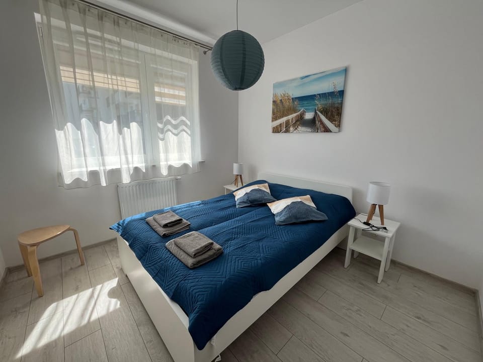 Bed, towels