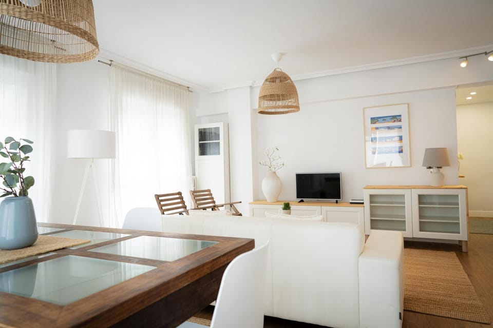 TV and multimedia, Living room, Seating area, Dining area