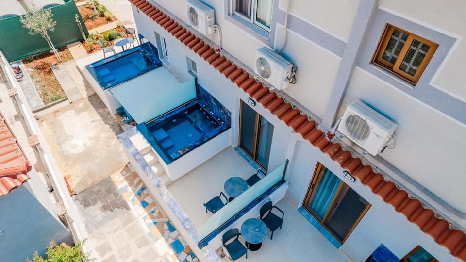 Property building, Day, View (from property/room), Balcony/Terrace