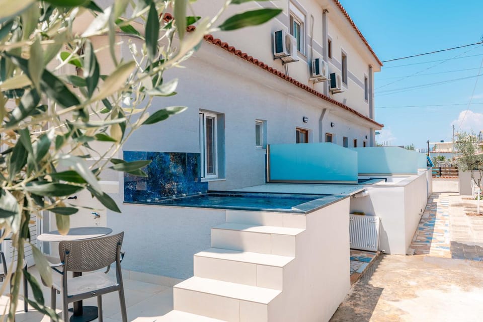 Property building, Day, View (from property/room), Balcony/Terrace