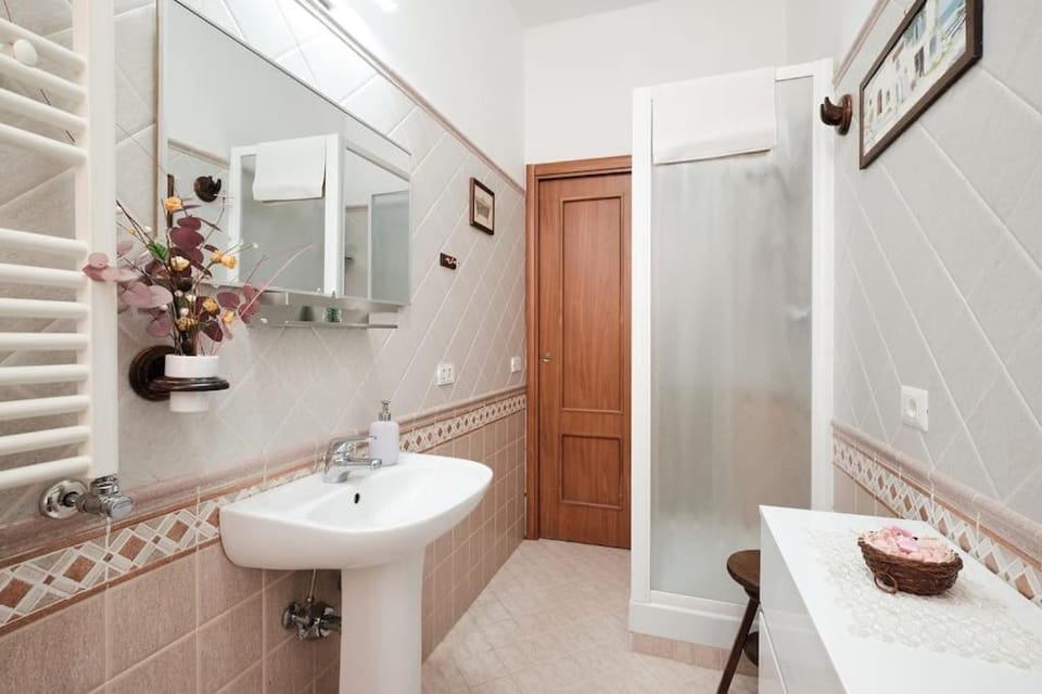 Penthouse 200 meters from metro Wi-Fi and AC Apartment in Rome