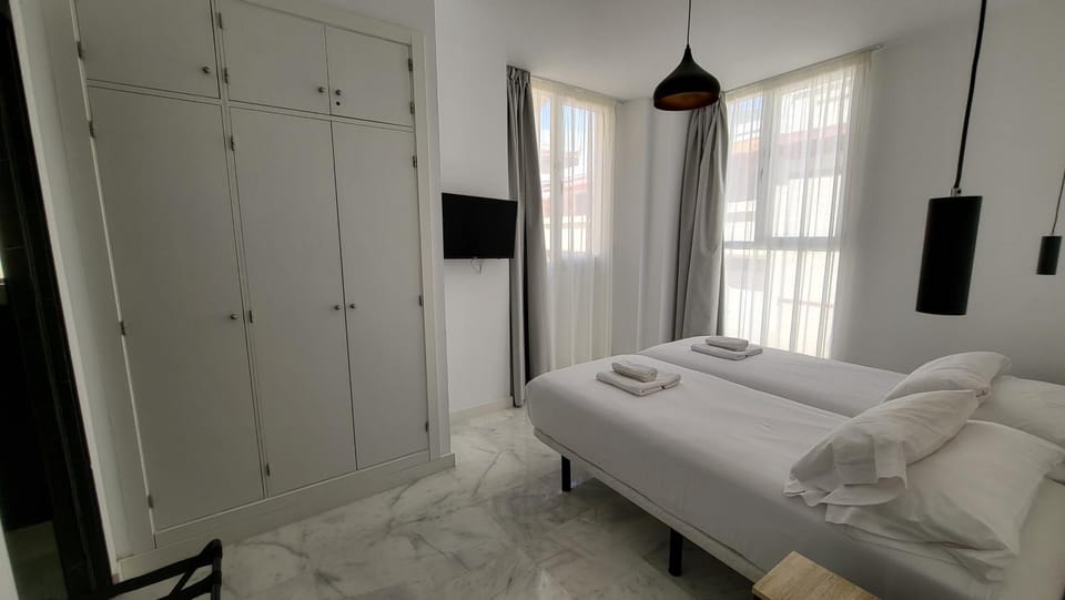 Bed, TV and multimedia, Photo of the whole room, Bedroom, towels, wardrobe