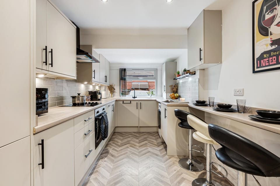 Coffee/tea facilities, Kitchen or kitchenette, dishwasher, oven, stove, toaster
