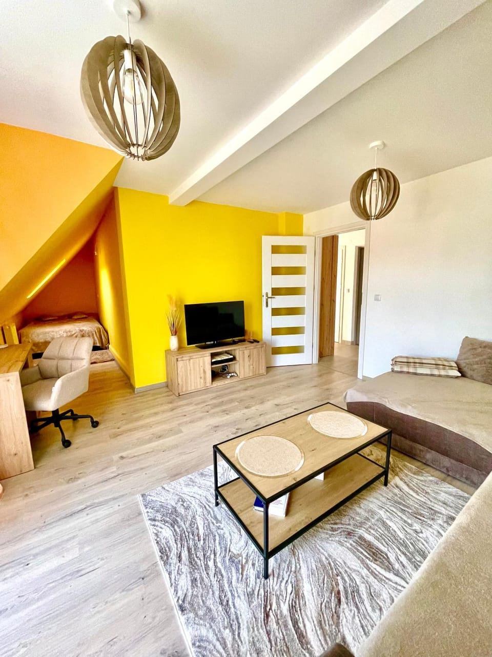 Bed, Living room, Seating area, Evening entertainment