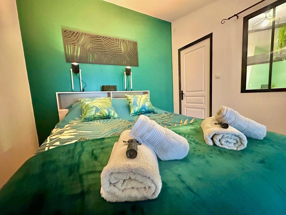 Bed, Photo of the whole room, Bedroom, towels