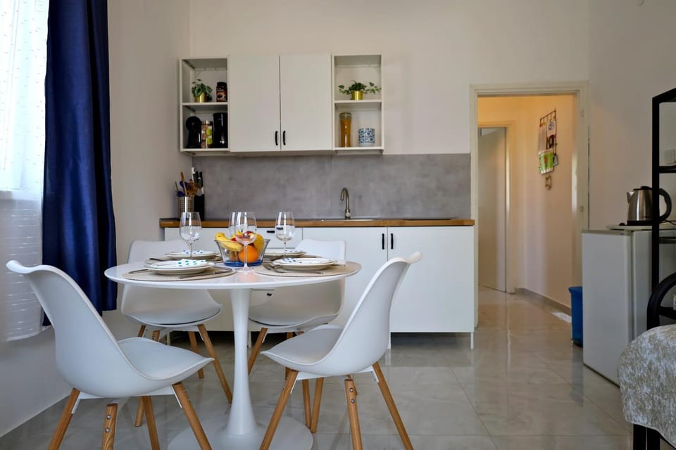 Dining area, kitchen