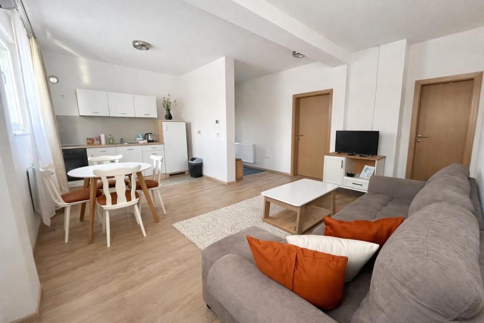 Communal lounge/ TV room, TV and multimedia, Living room, Seating area
