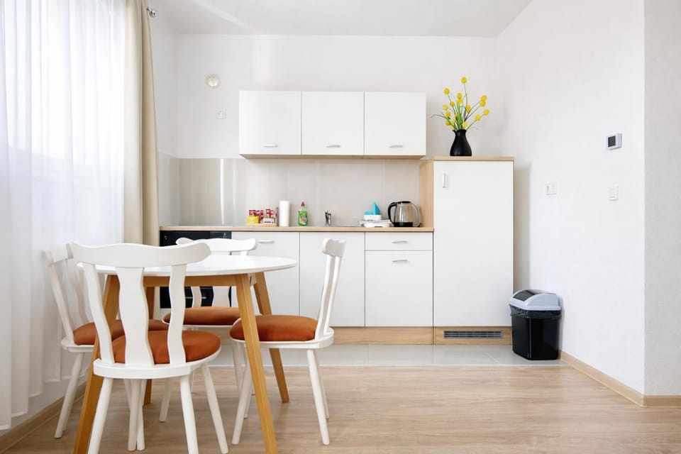 Coffee/tea facilities, Kitchen or kitchenette, Dining area, stove