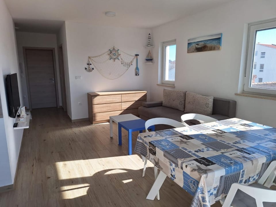 Communal lounge/ TV room, TV and multimedia, Living room, Seating area, Dining area