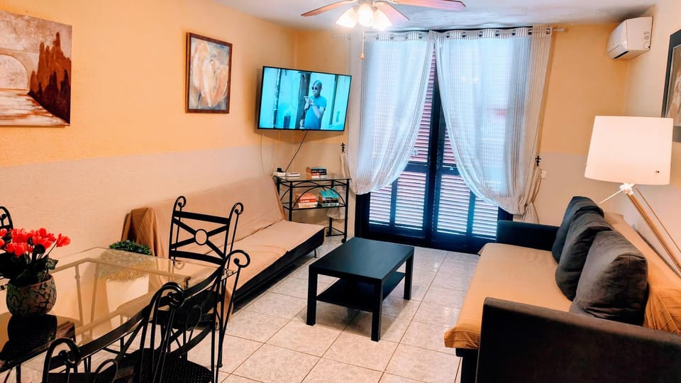 Communal lounge/ TV room, TV and multimedia, Living room, Seating area, Dining area, air conditioner