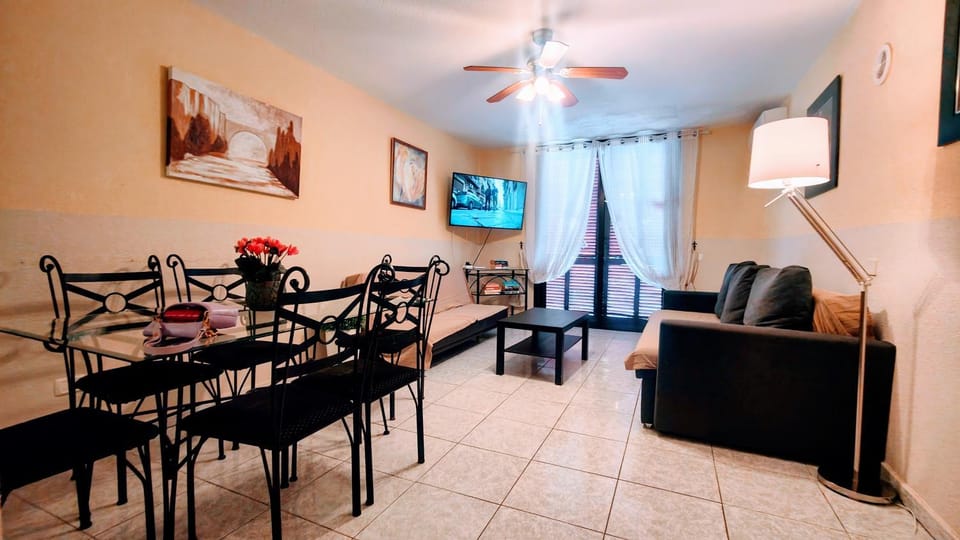 TV and multimedia, Living room, Seating area, Dining area