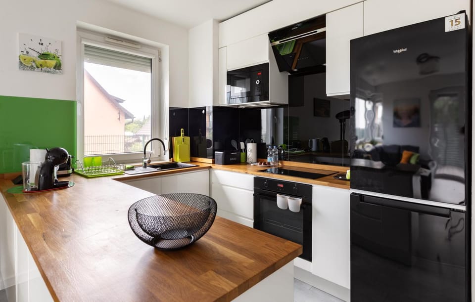Coffee/tea facilities, Kitchen or kitchenette, dishwasher, oven, stove, toaster