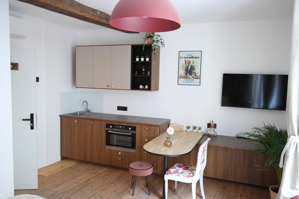 Kitchen or kitchenette, Dining area