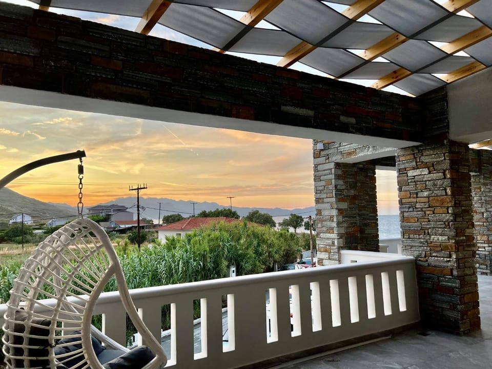 Property building, Natural landscape, Balcony/Terrace, Mountain view, Sea view, Sunset