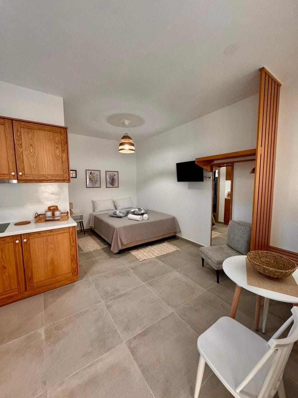 Bed, TV and multimedia, Kitchen or kitchenette, Living room, Photo of the whole room, Dining area, Bedroom, wardrobe