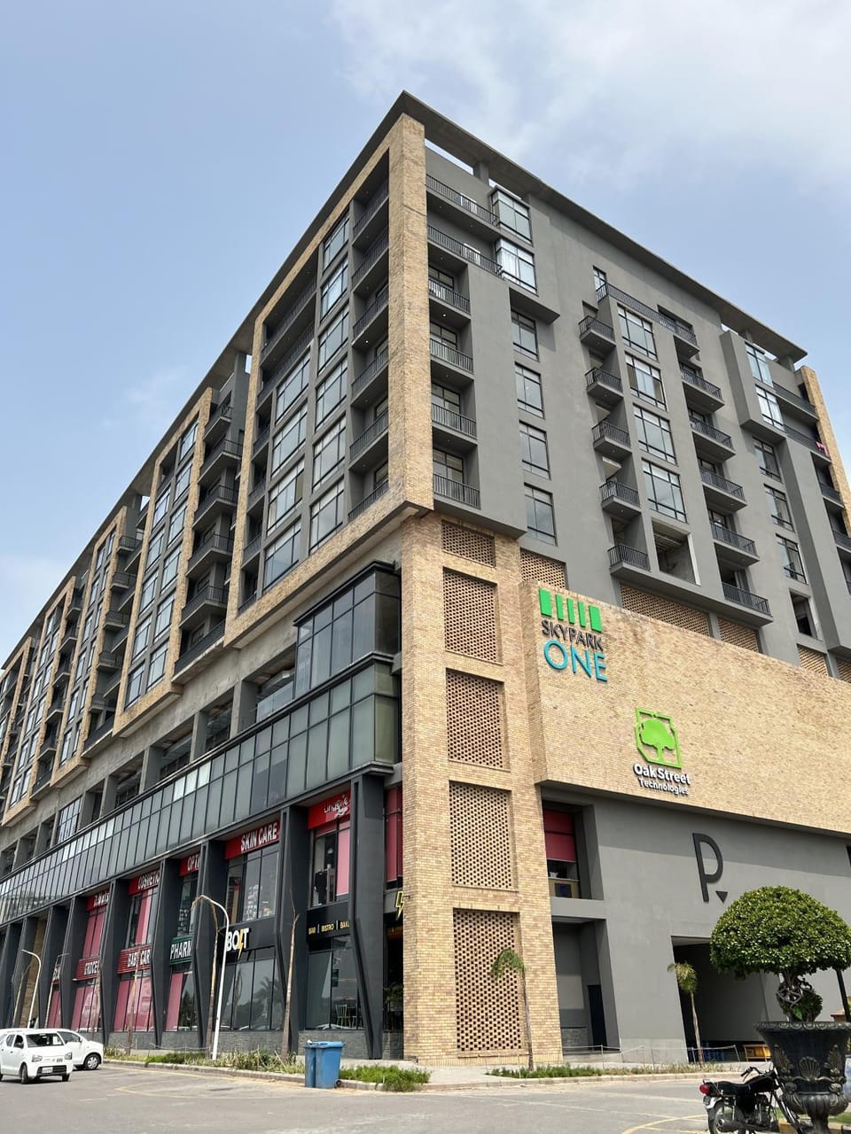 Property building, Day, Neighbourhood, Location, Parking