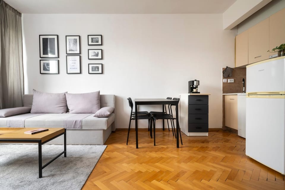 Kitchen or kitchenette, Living room, Seating area, Dining area