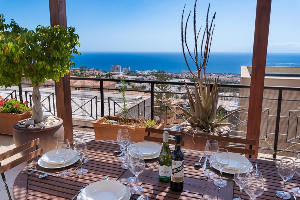 View (from property/room), Balcony/Terrace, Dining area, Sea view