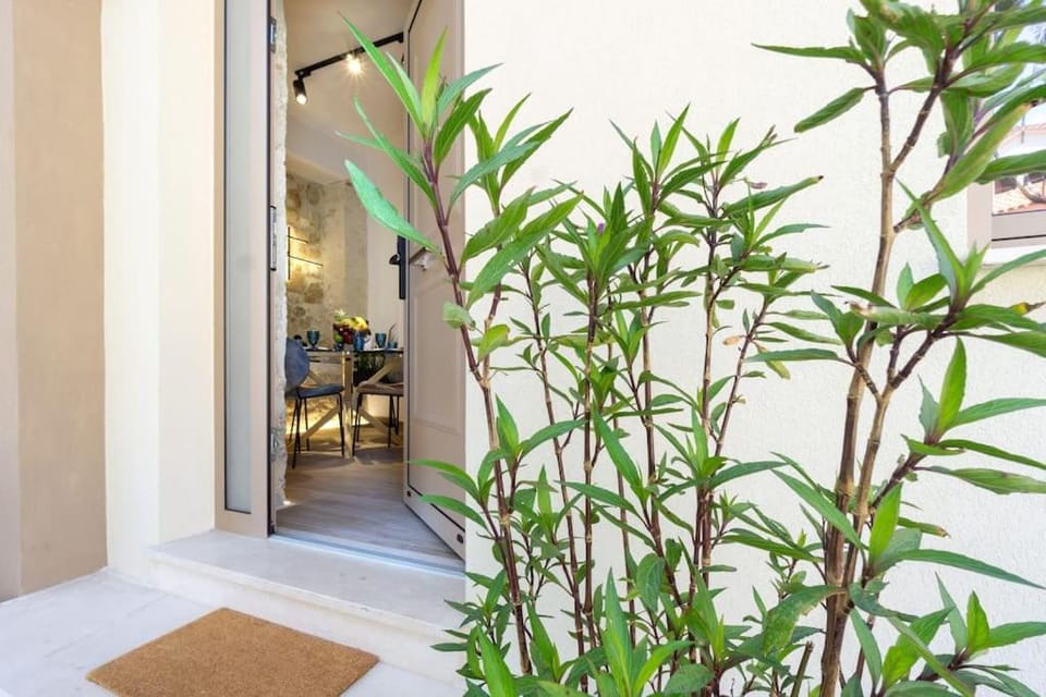 Facade/entrance, Garden, Dining area