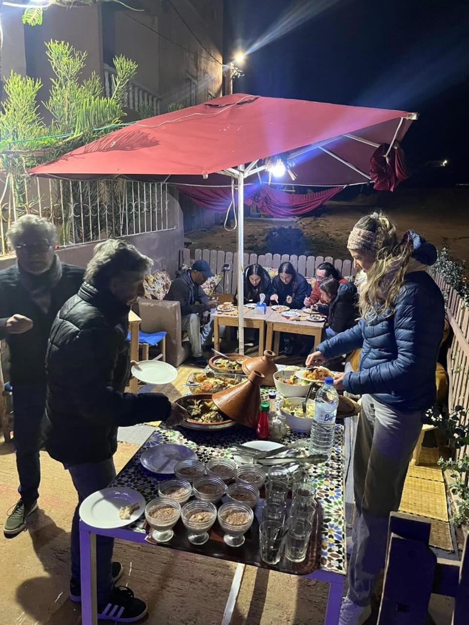 Restaurant/places to eat, Night, People, BBQ facilities, Food and drinks, Banquet/Function facilities, Food, Guests, Lunch, Dinner, Drinks, group of guests