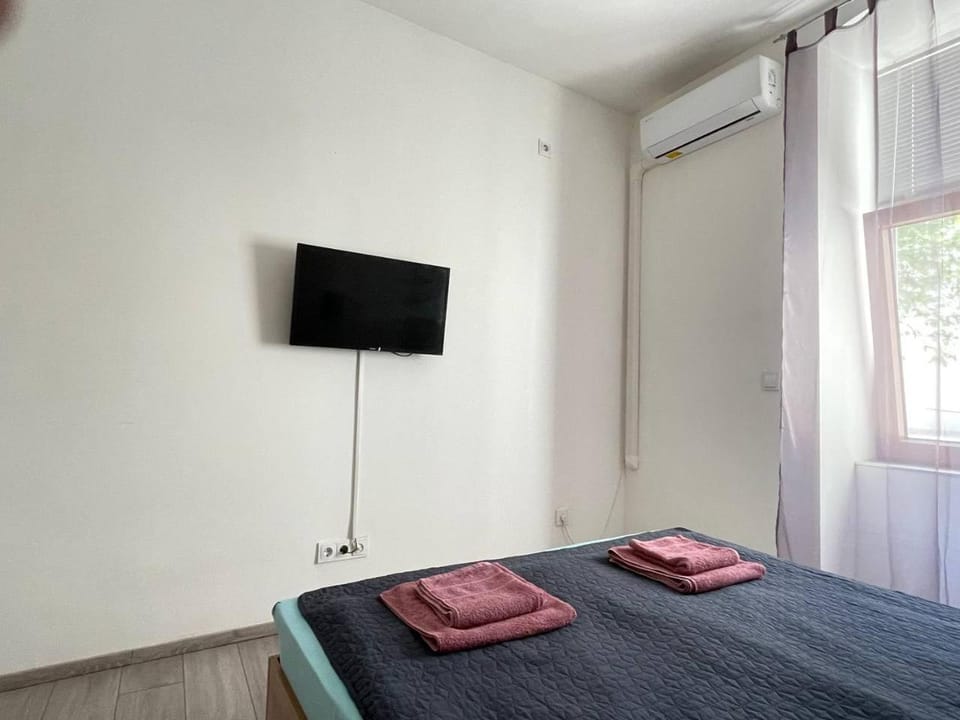 Bed, TV and multimedia, Bedroom, towels