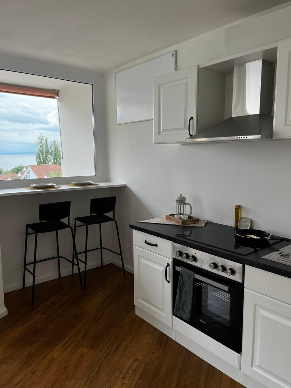 Kitchen or kitchenette, Dining area, stove