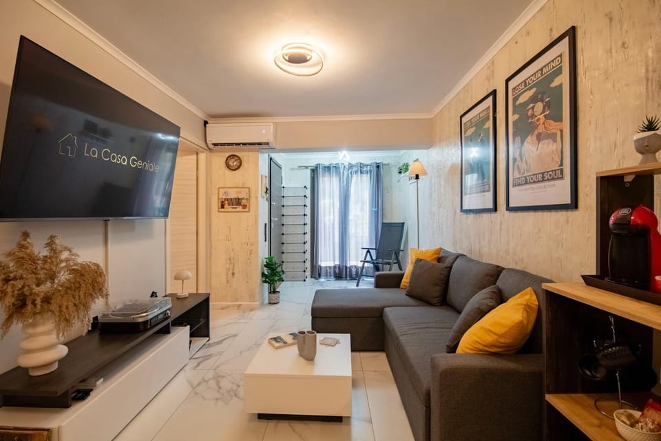 TV and multimedia, Living room, Seating area, air conditioner