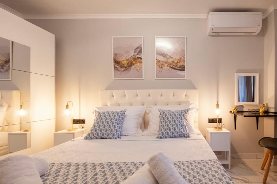 Bed, TV and multimedia, Bedroom