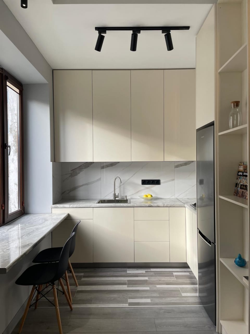 Kitchen or kitchenette, Dining area
