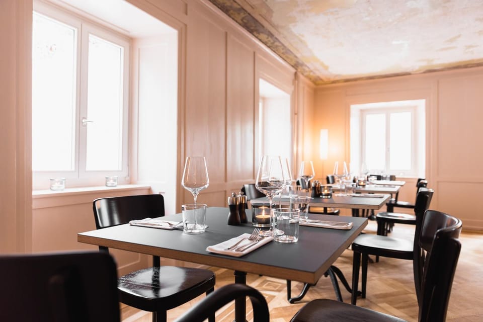 Restaurant/places to eat, Dining area