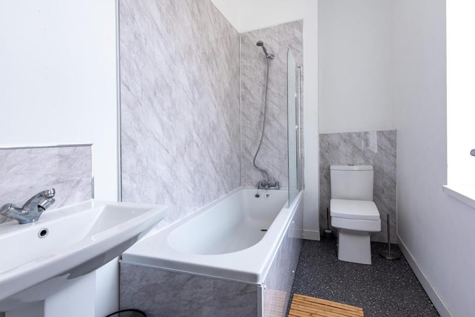 Maritime House Two - 4BR Sleeps 10 Near City Centre Bed and Breakfast in Hull