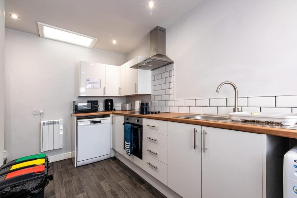 Maritime House Two - 4BR Sleeps 10 Near City Centre Bed and Breakfast in Hull
