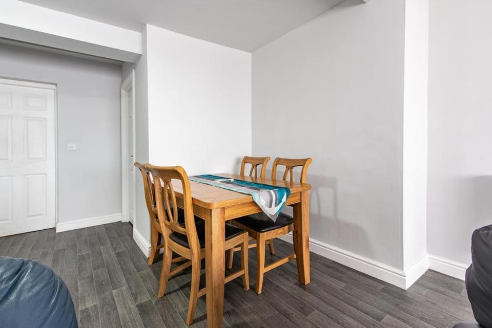 Maritime House Two - 4BR Sleeps 10 Near City Centre Bed and Breakfast in Hull