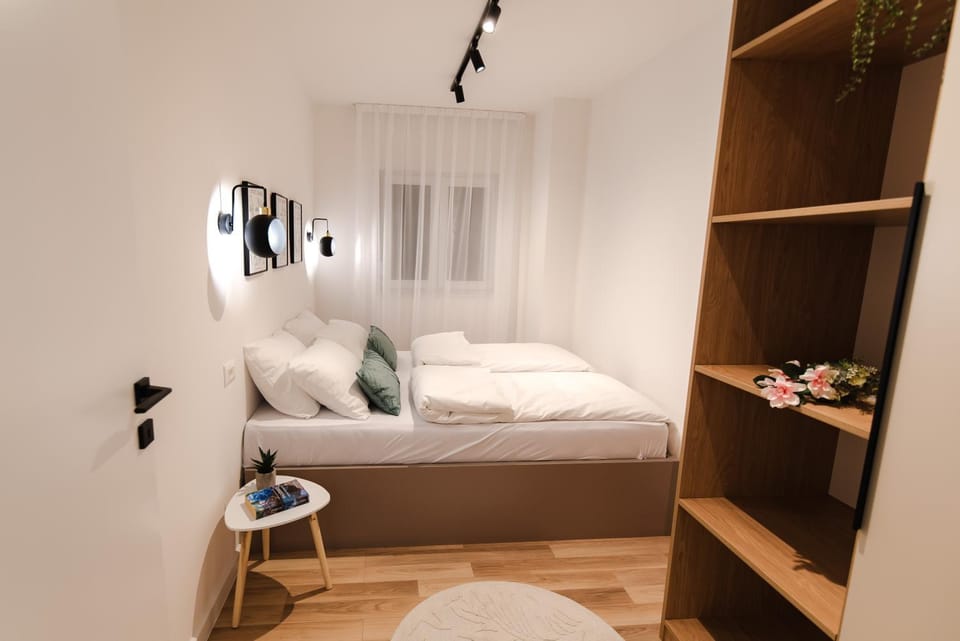 Bed, Photo of the whole room, towels, wardrobe