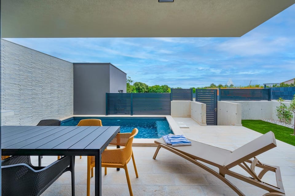 Balcony/Terrace, Seating area, Dining area, Pool view