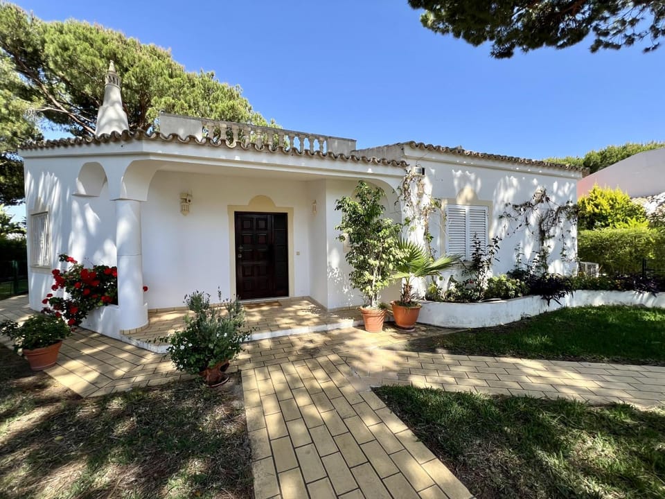 Vilamoura White House Villa With Pool by Homing Villa in Quarteira