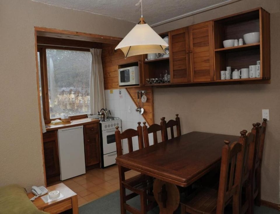 Kitchen or kitchenette, Dining area, minibar, stove
