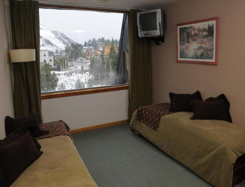 Communal lounge/ TV room, Living room, Bedroom, Mountain view